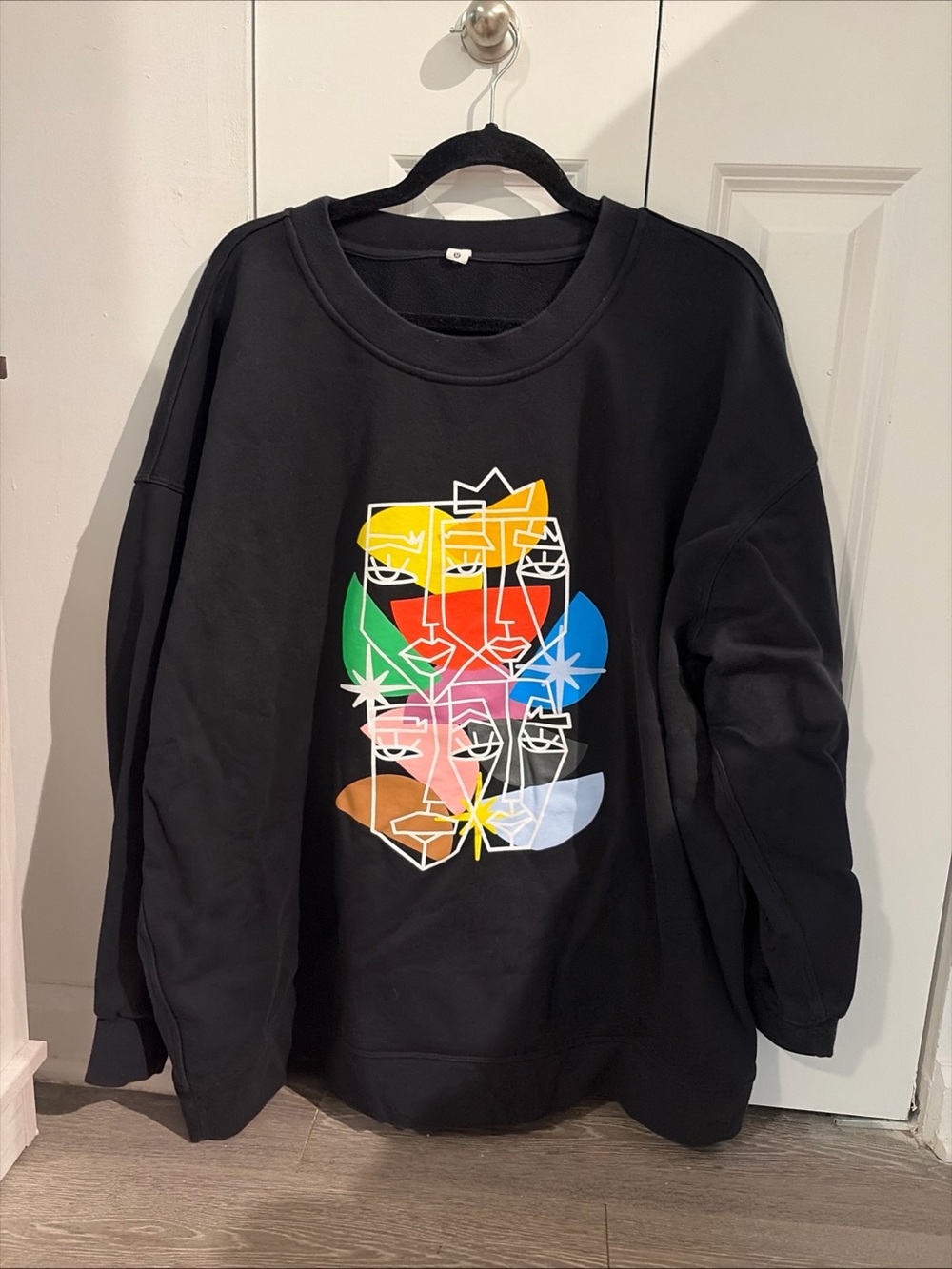 Black Women’s Graphic Crewneck Sweatshirt with Multicolor Abstract Print